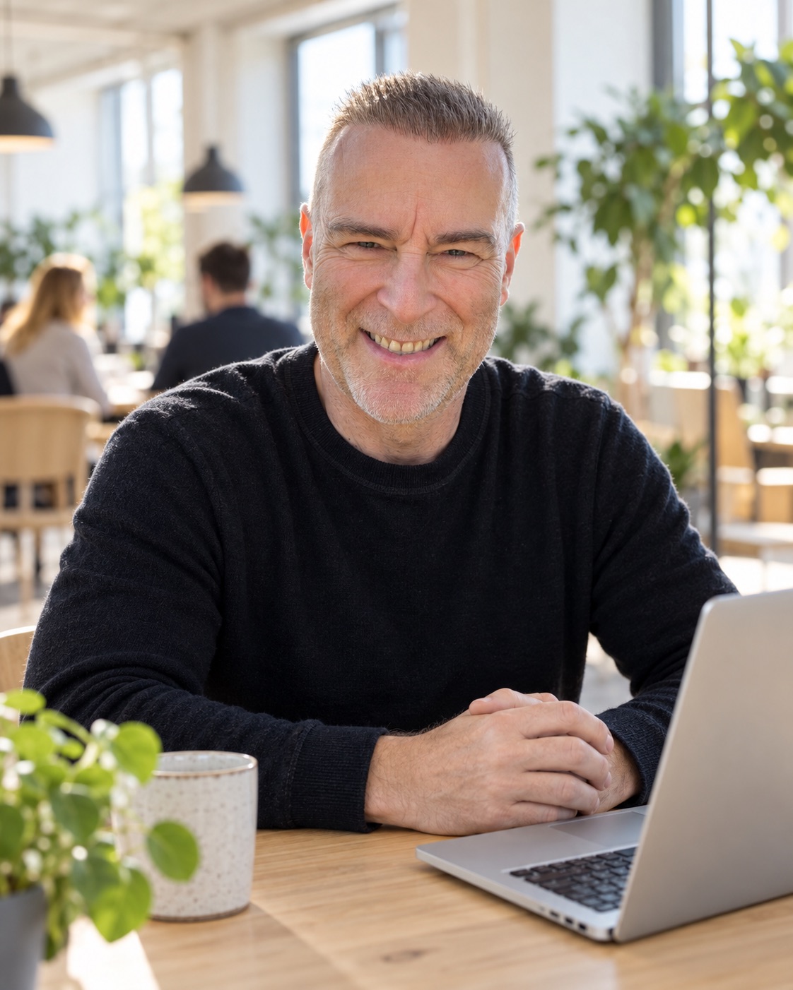 Raymond Furre ved et bord med en bærbar datamaskin
